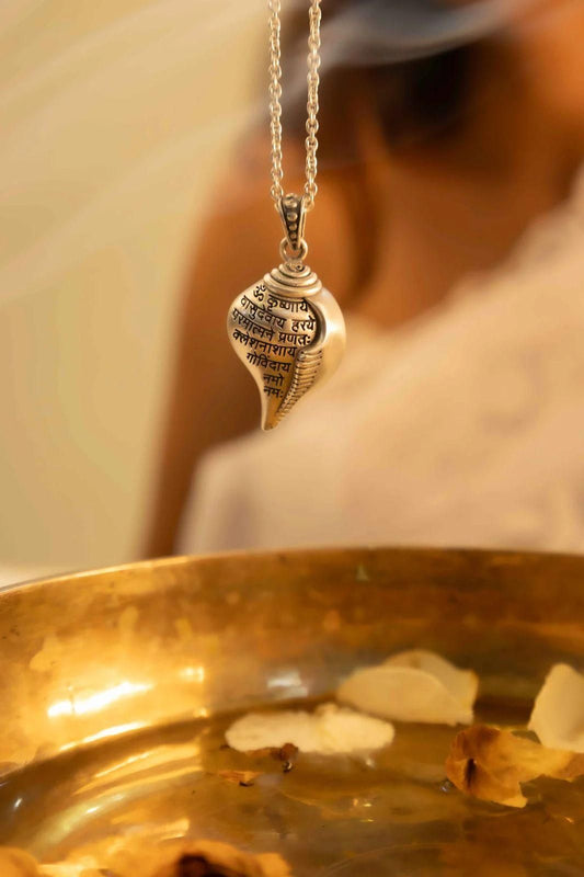 Shri Krishna Shankha Pendant with Chain - FreshShopStore
